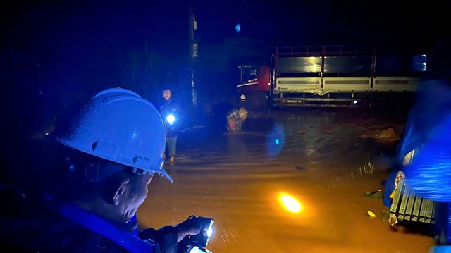 C&ocirc;ng ty Điện lực L&acirc;m Đồng trắng đ&ecirc;m kh&ocirc;i phục điện cho b&agrave; con v&ugrave;ng lũ- Ảnh 3.