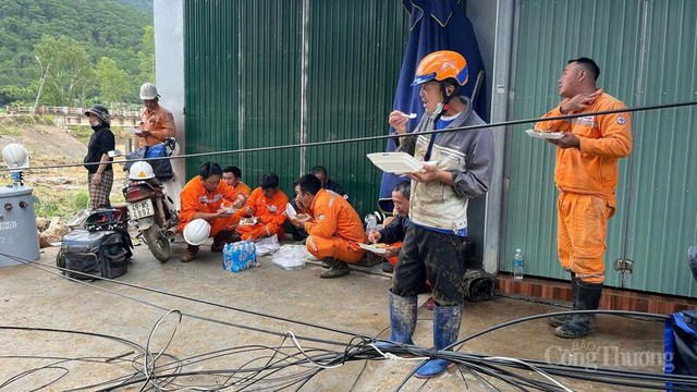 C&ocirc;ng ty Điện lực L&acirc;m Đồng trắng đ&ecirc;m kh&ocirc;i phục điện cho b&agrave; con v&ugrave;ng lũ- Ảnh 4.