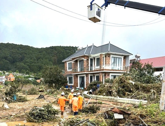 C&ocirc;ng ty Điện lực L&acirc;m Đồng trắng đ&ecirc;m kh&ocirc;i phục điện cho b&agrave; con v&ugrave;ng lũ- Ảnh 5.