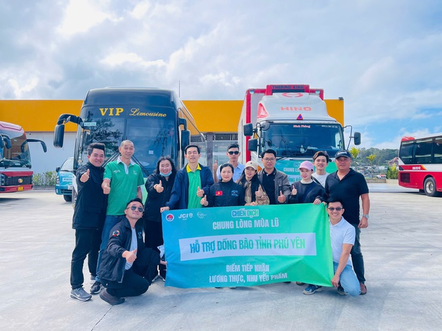 Nhiều bạn trẻ nước ngoài chung tay với người Đà Lạt ủng hộ đồng bào vùng lũ- Ảnh 2.