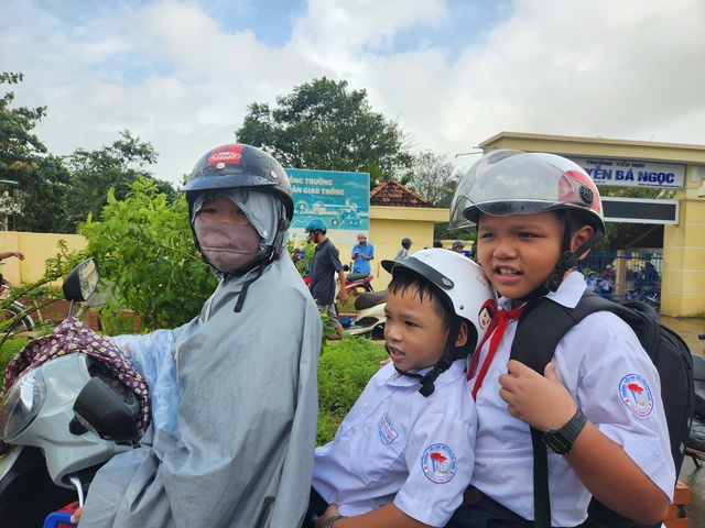 Học sinh vùng lũ phường Phú Yên trở lại trường, mất sách vở thì báo cô giáo- Ảnh 3.