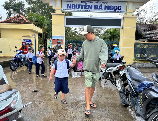 Học sinh vùng lũ phường Phú Yên trở lại trường, mất sách vở thì báo cô giáo- Ảnh 1.