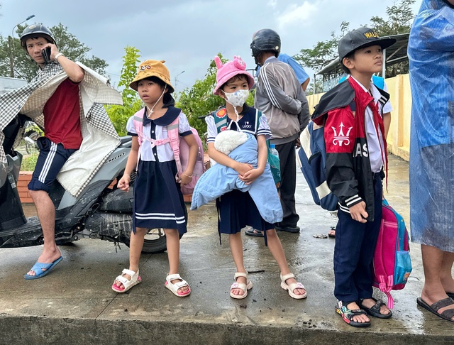Học sinh vùng lũ phường Phú Yên trở lại trường, mất sách vở thì báo cô giáo- Ảnh 2.
