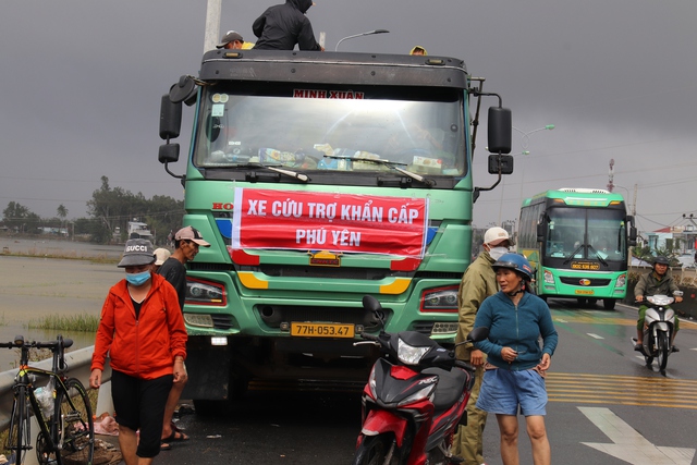 Người rốn lũ H&ograve;a Xu&acirc;n thở d&agrave;i: 'Một đ&ecirc;m m&agrave; trắng tay hết'- Ảnh 1.