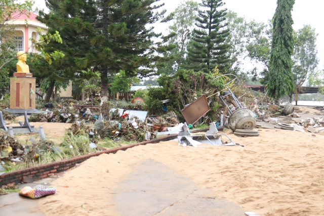 Trường THPT Lê Trung Kiên  tan hoang sau lũ, nỗi lo an toàn cho học sinh - Ảnh 7.