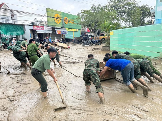 C&ocirc;ng an tỉnh Đắk Lắk vận động gạo gi&uacute;p người d&acirc;n rốn lũ lịch sử- Ảnh 3.