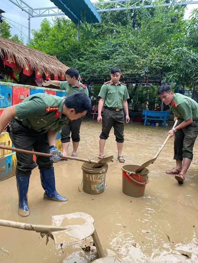 C&ocirc;ng an tỉnh Đắk Lắk vận động gạo gi&uacute;p người d&acirc;n rốn lũ lịch sử- Ảnh 5.