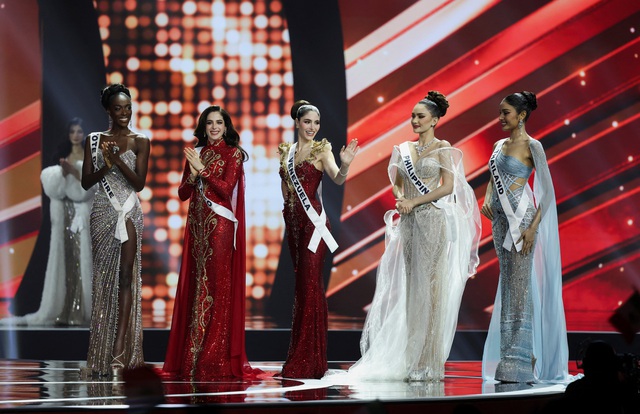 

Người đẹp Bờ Biển Ngà (bìa trái) trên sân khấu chung kết Miss Universe 2025  