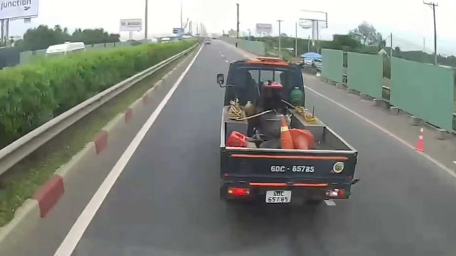 Xử phạt tài xế lái xe tải lạng lách, chèn đường ô tô khác trên cao tốc - Ảnh 1.