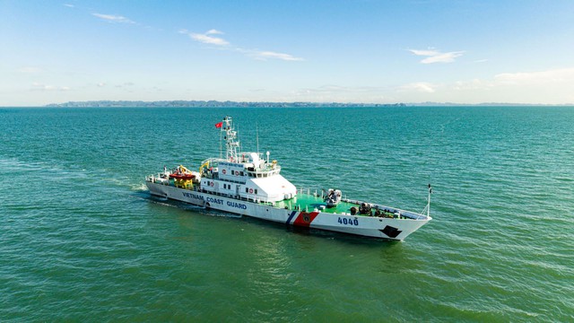Cảnh s&aacute;t biển Việt Nam nhận t&agrave;u tuần tra cao tốc CSB 4040- Ảnh 1.