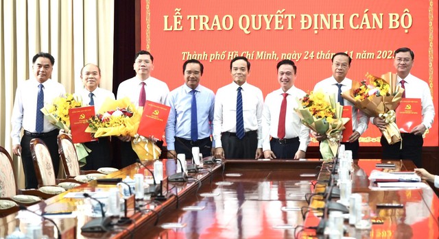 Trao quyết định cho 4 ph&oacute; chủ tịch HĐND v&agrave; UBND TP.HCM - Ảnh 1.