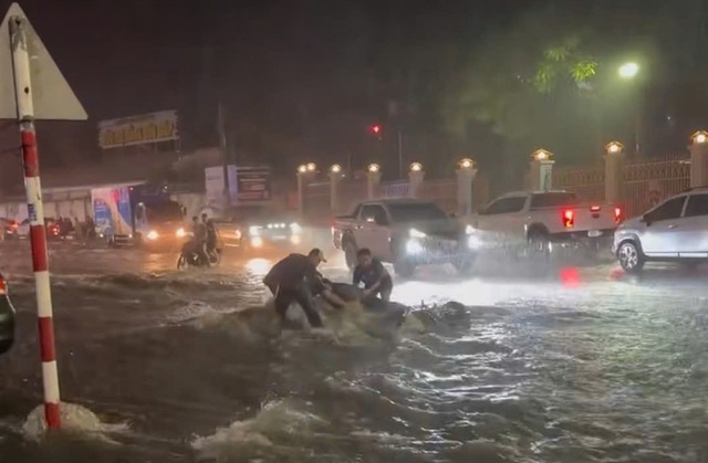 Mưa lớn tại Đồng Nai cuốn trôi xe máy , người dân khốn đốn giữa dòng nước - Ảnh 1.