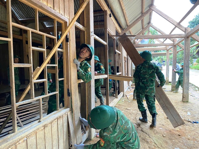 X&atilde; v&ugrave;ng cao Đ&agrave; Nẵng di dời khẩn cấp nhiều hộ d&acirc;n v&igrave; sạt lở bủa v&acirc;y- Ảnh 1.