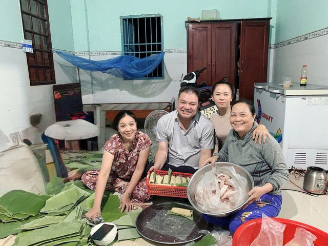 TP.HCM: Người dân miền biển xã Bình Châu gói bánh tét chở ra miền Trung - Ảnh 1.