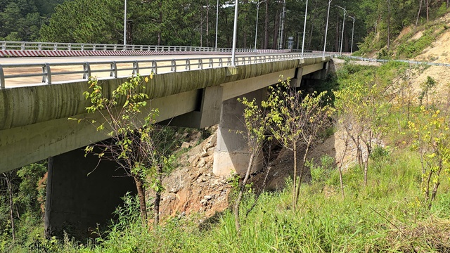 Đèo Prenn Đà Lạt sau hơn 1 năm nâng cấp bị sụt lún nghiêm trọng- Ảnh 9. Đèo Prenn Đà Lạt sau hơn 1 năm nâng cấp bị sụt lún nghiêm trọng- Ảnh 9.