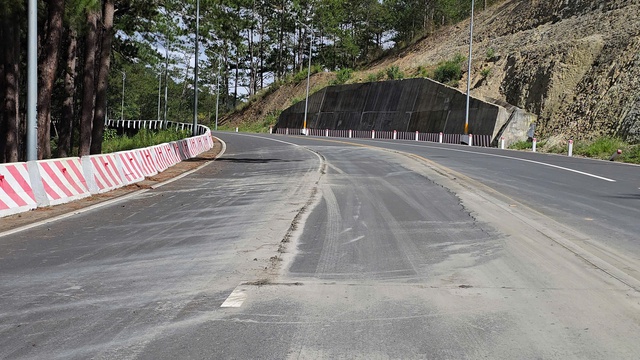 Đèo Prenn Đà Lạt sau hơn 1 năm nâng cấp bị sụt lún nghiêm trọng- Ảnh 7. Đèo Prenn Đà Lạt sau hơn 1 năm nâng cấp bị sụt lún nghiêm trọng- Ảnh 7.