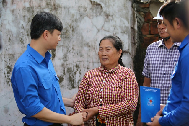 Anh Nguyễn Minh Triết thăm hỏi và hỗ trợ người dân vùng lũ Gia Lai - Ảnh 3. Anh Nguyễn Minh Triết thăm hỏi và hỗ trợ người dân vùng lũ Gia Lai - Ảnh 3.