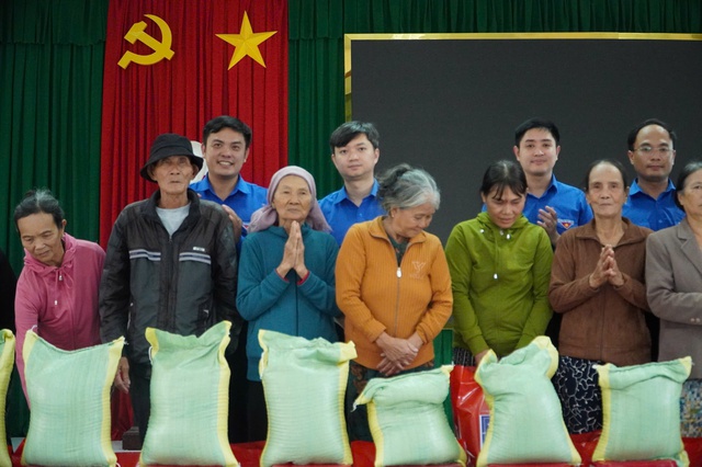 Anh Nguyễn Minh Triết thăm hỏi và hỗ trợ người dân vùng lũ Gia Lai - Ảnh 1. Anh Nguyễn Minh Triết thăm hỏi và hỗ trợ người dân vùng lũ Gia Lai - Ảnh 1.