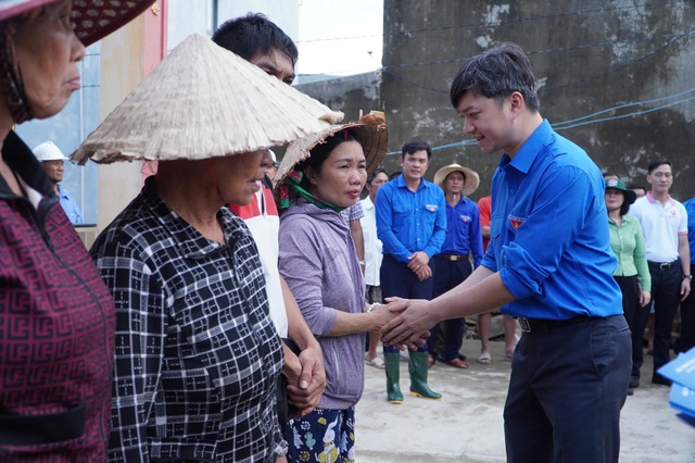 Anh Nguyễn Minh Triết thăm hỏi và hỗ trợ người dân vùng lũ Gia Lai - Ảnh 5. Anh Nguyễn Minh Triết thăm hỏi và hỗ trợ người dân vùng lũ Gia Lai - Ảnh 5.