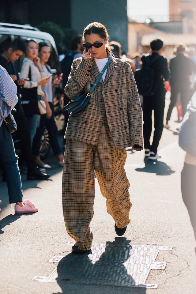 Chiếc quần kẻ ca rô khiến mọi cô gái trông 'đắt giá' hơn ngay lập tức- Ảnh 4.