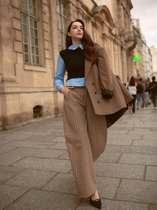 Chiếc quần kẻ ca rô khiến mọi cô gái trông 'đắt giá' hơn ngay lập tức- Ảnh 1.