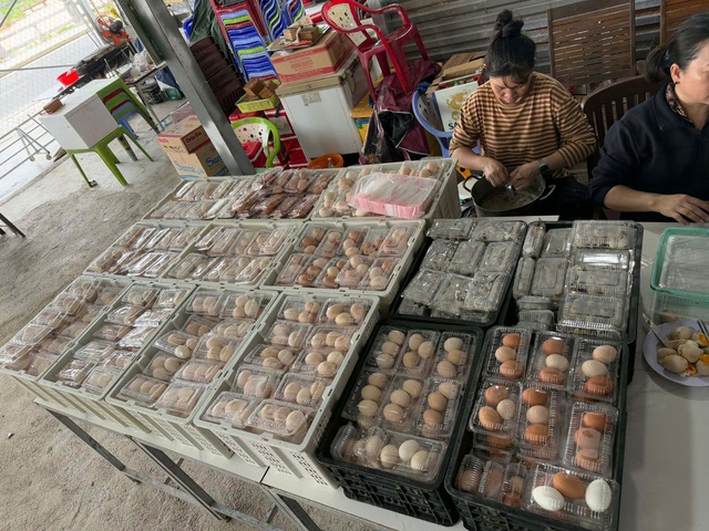 Ch&acirc;n dung c&ocirc; g&aacute;i dậy từ 2 giờ s&aacute;ng luộc 30.000 quả trứng, viral khắp mạng - Ảnh 2.