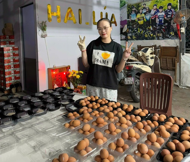 Ch&acirc;n dung c&ocirc; g&aacute;i dậy từ 2 giờ s&aacute;ng luộc 30.000 quả trứng, viral khắp mạng - Ảnh 4.
