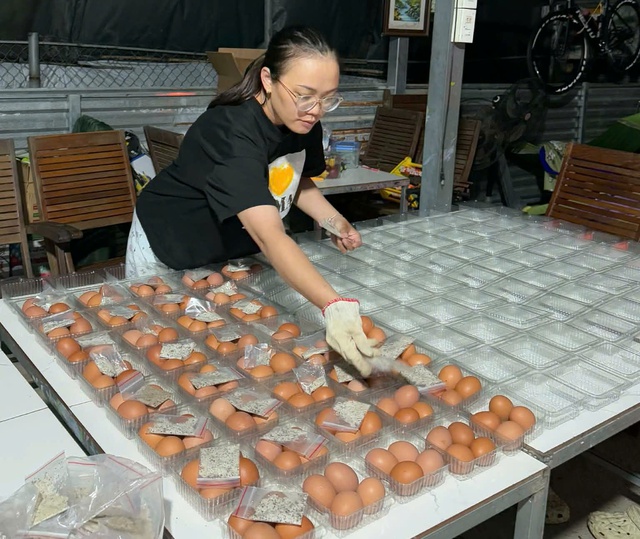 Ch&acirc;n dung c&ocirc; g&aacute;i dậy từ 2 giờ s&aacute;ng luộc 30.000 quả trứng, viral khắp mạng - Ảnh 1.