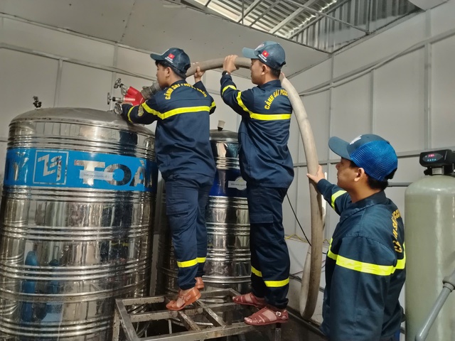 Công an tiếp nước sạch cho bệnh viện trong vùng lũ - Ảnh 1.