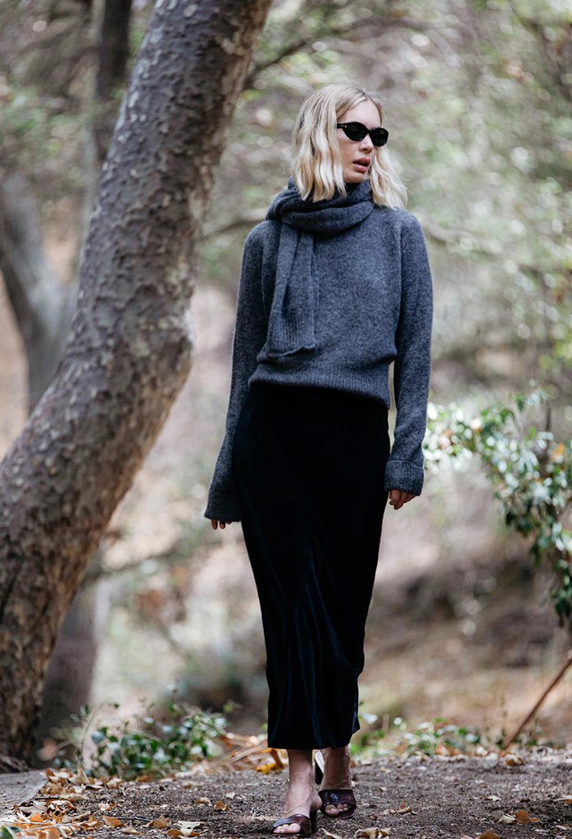 Chân váy nhung đẹp từ công sở đến tiệc tối- Ảnh 4. Chân váy nhung đẹp từ công sở đến tiệc tối- Ảnh 4.