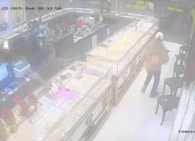 Đi cướp tiệm v&agrave;ng sau khi thua lỗ do đầu tư tiền ảo - Ảnh 1.