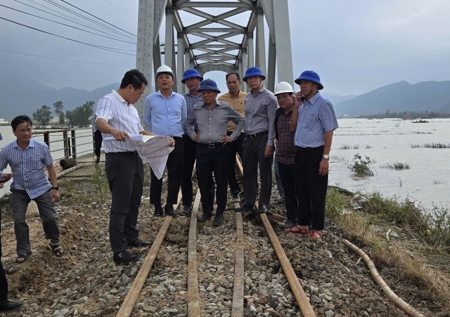 Tối nay, đường sắt Bắc - Nam th&ocirc;ng tuyến sau gần 10 ng&agrave;y t&ecirc; liệt v&igrave; lũ - Ảnh 1.