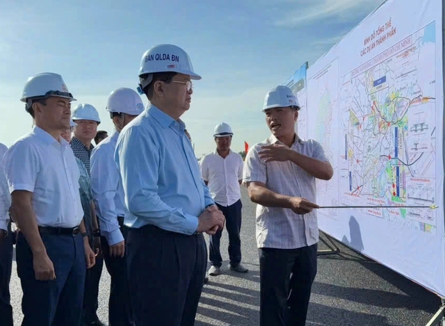 Phó thủ tướng kiểm tra tiến độ dự án Vành đai 3 kết nối TPHCM với Nhơn Trạch - Ảnh 1. Phó thủ tướng kiểm tra tiến độ dự án Vành đai 3 kết nối TPHCM với Nhơn Trạch - Ảnh 1.