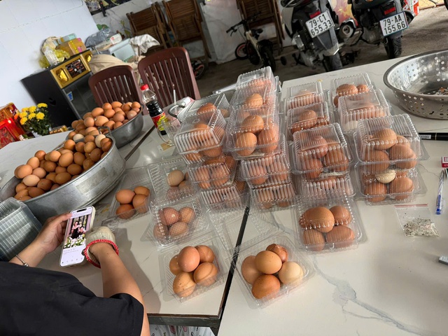 Ch&acirc;n dung c&ocirc; g&aacute;i dậy từ 2 giờ s&aacute;ng luộc 30.000 quả trứng, viral khắp mạng - Ảnh 3.