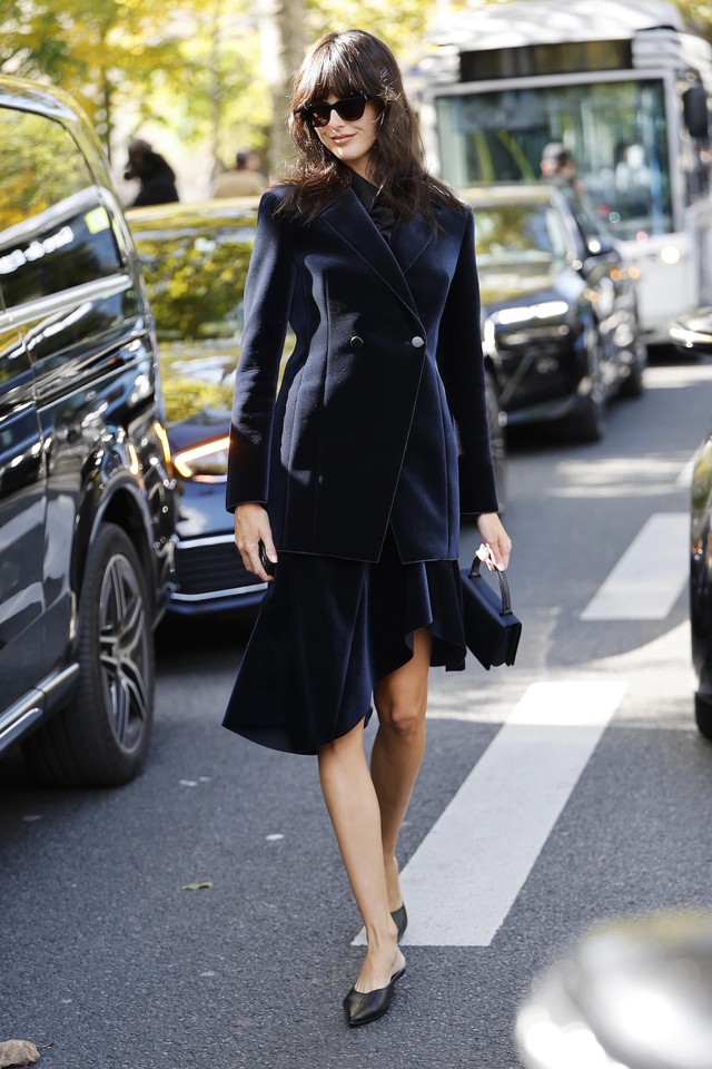 Chân váy nhung đẹp từ công sở đến tiệc tối- Ảnh 1. Chân váy nhung đẹp từ công sở đến tiệc tối- Ảnh 1.