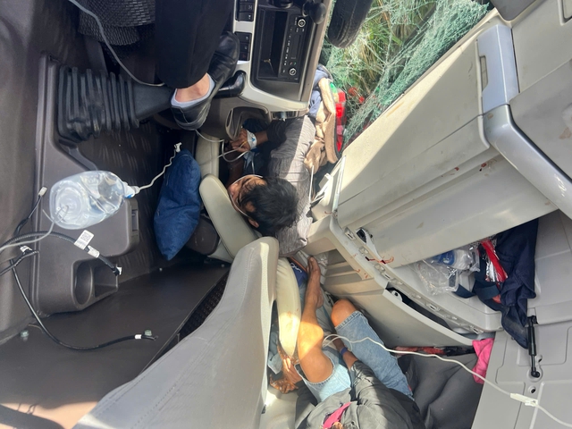 Kịp thời giải cứu 2 người mắc kẹt trong xe tải bị lật trên đèo Phú Sơn- Ảnh 1. Kịp thời giải cứu 2 người mắc kẹt trong xe tải bị lật trên đèo Phú Sơn- Ảnh 1.