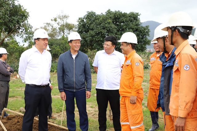 L&atilde;nh đạo PC L&acirc;m Đồng thăm, động vi&ecirc;n lực lượng khắc phục lưới điện do thi&ecirc;n tai - Ảnh 1.