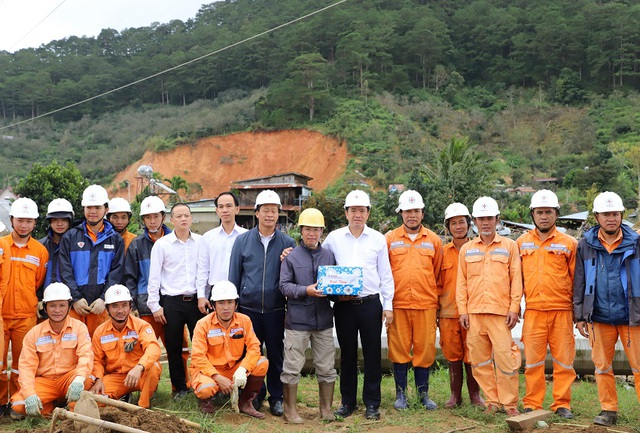 L&atilde;nh đạo PC L&acirc;m Đồng thăm, động vi&ecirc;n lực lượng khắc phục lưới điện do thi&ecirc;n tai - Ảnh 2.