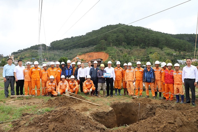 L&atilde;nh đạo PC L&acirc;m Đồng thăm, động vi&ecirc;n lực lượng khắc phục lưới điện do thi&ecirc;n tai - Ảnh 3.