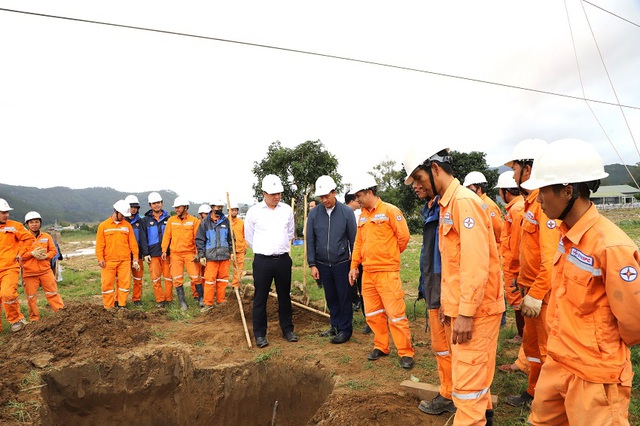 L&atilde;nh đạo PC L&acirc;m Đồng thăm, động vi&ecirc;n lực lượng khắc phục lưới điện do thi&ecirc;n tai - Ảnh 4.