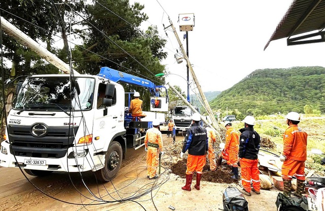 L&atilde;nh đạo PC L&acirc;m Đồng thăm, động vi&ecirc;n lực lượng khắc phục lưới điện do thi&ecirc;n tai - Ảnh 5.