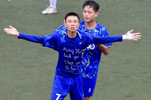 2 đội ph&iacute;a nam hi&ecirc;n ngang v&agrave;o b&aacute;n kết, cục diện b&oacute;ng đ&aacute; sinh vi&ecirc;n lại hay - Ảnh 1.