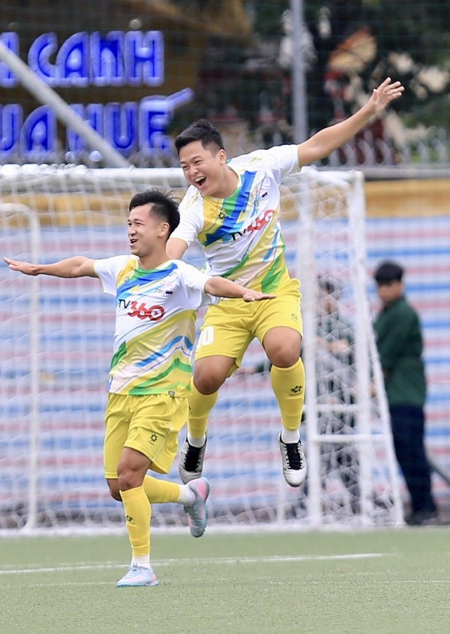 2 đội ph&iacute;a nam hi&ecirc;n ngang v&agrave;o b&aacute;n kết, cục diện b&oacute;ng đ&aacute; sinh vi&ecirc;n lại hay - Ảnh 4.