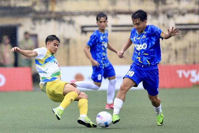 2 đội ph&iacute;a nam hi&ecirc;n ngang v&agrave;o b&aacute;n kết, cục diện b&oacute;ng đ&aacute; sinh vi&ecirc;n lại hay - Ảnh 2.