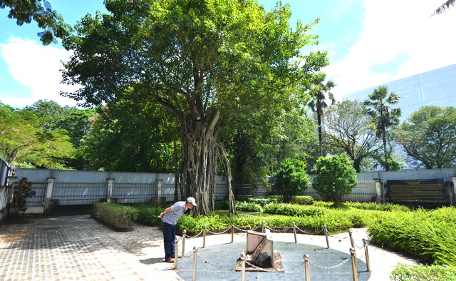 Một người dân đang xem đồng hồ Thái Dương