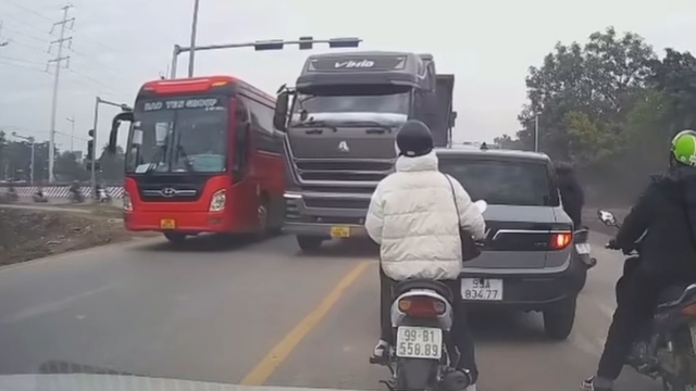 Kinh ho&agrave;ng xe ben v&agrave; xe kh&aacute;ch 'k&egrave;n cựa', vượt ẩu su&yacute;t g&acirc;y tai nạn chết người - Ảnh 1.