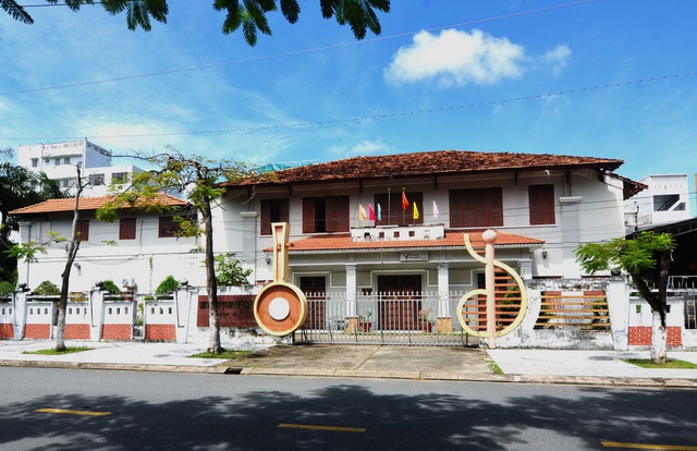 Tòa nhà xưa là dinh Tỉnh trưởng, đối diện với đồng hồ Thái Dương