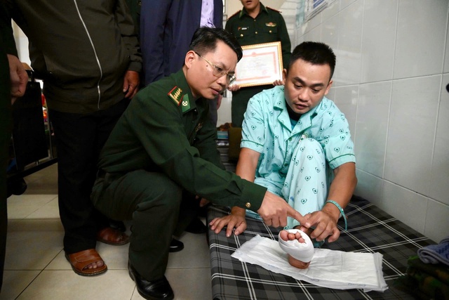 Tặng bằng khen cho thiếu tá biên phòng bị thương khi cứu dân trong mưa lũ- Ảnh 1. Tặng bằng khen cho thiếu tá biên phòng bị thương khi cứu dân trong mưa lũ- Ảnh 1.