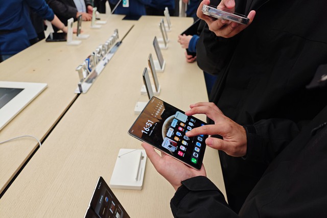 Apple đứng trước cơ hội trở lại vị tr&iacute; số 1 thế giới từ Samsung - Ảnh 1.