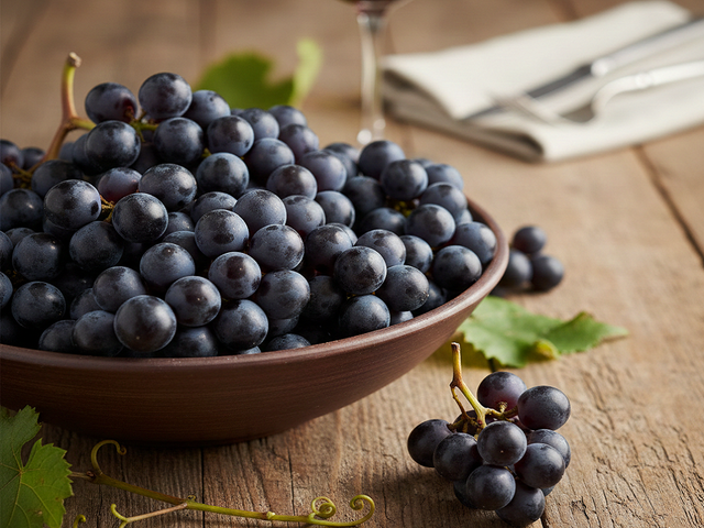 Nho tím rất giàu chất chống ô xy hóa giàu polyphenol giúp cải thiện khả năng co giãn mạch máu và hạ huyết áp